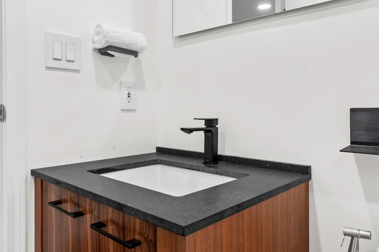 Downtown Luxury 1Br Coal Harbour Apartment Vancouver