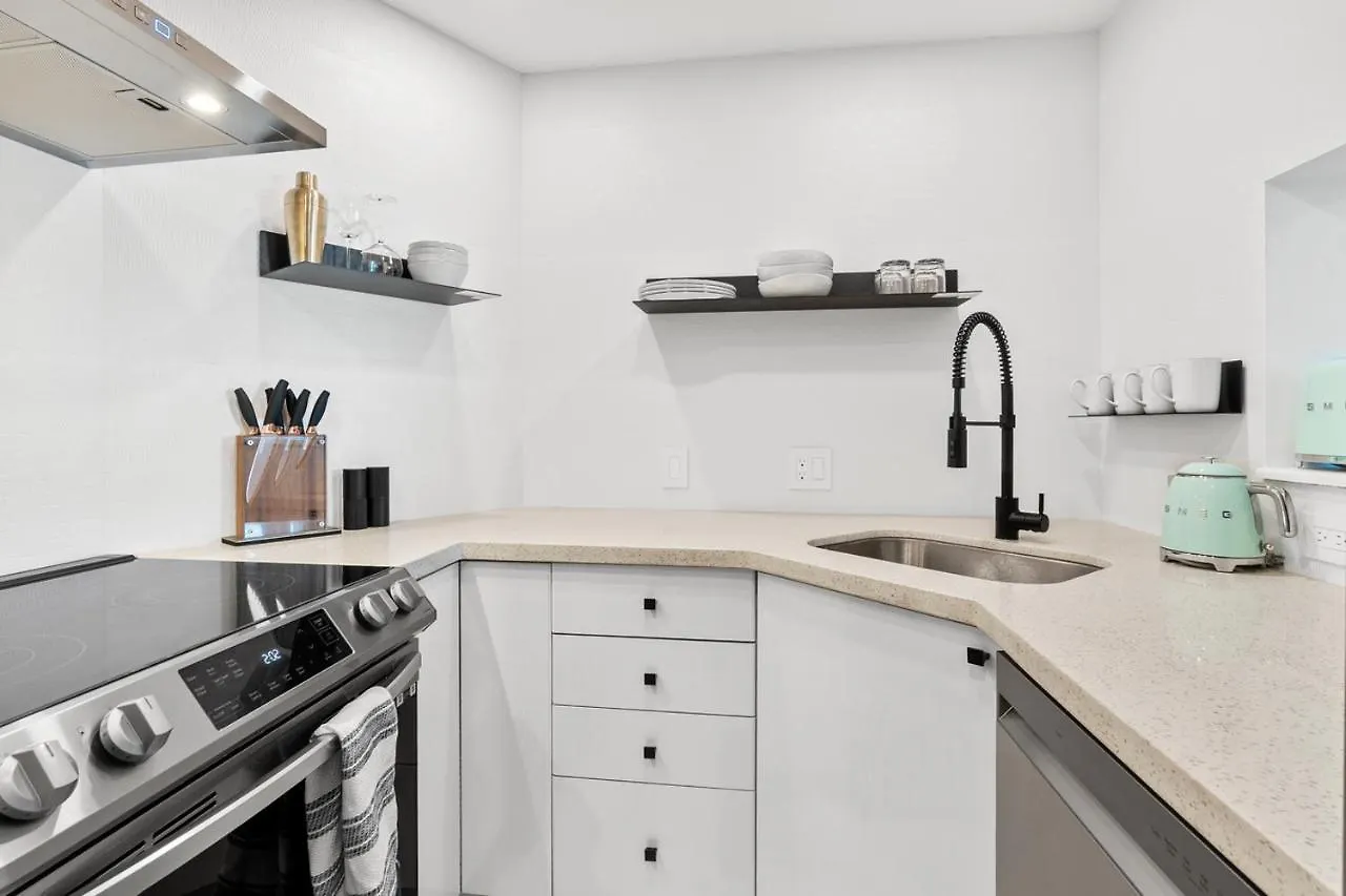 Downtown Luxury 1Br Coal Harbour Apartment Vancouver